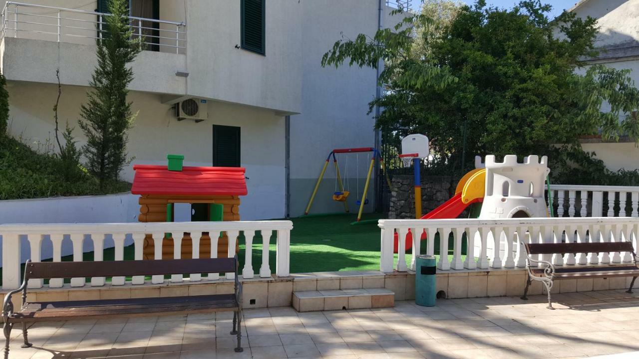 Roman Gardens Studio Apartment Risan Zewnętrze zdjęcie
